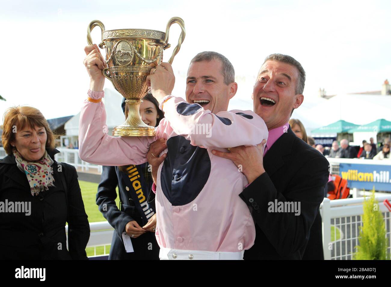 Jockey Pat Smullen (à gauche) célèbre avec le trophée et l'entraîneur Kevin Ryan après que le capitaine Ramius remporte la coupe froide William Hill Ayr Banque D'Images Jockey Pat Smullen (à gauche) célèbre avec le trophée et l'entraîneur Kevin Ryan après que le capitaine Ramius remporte la coupe froide William Hill Ayr Banque D'Images