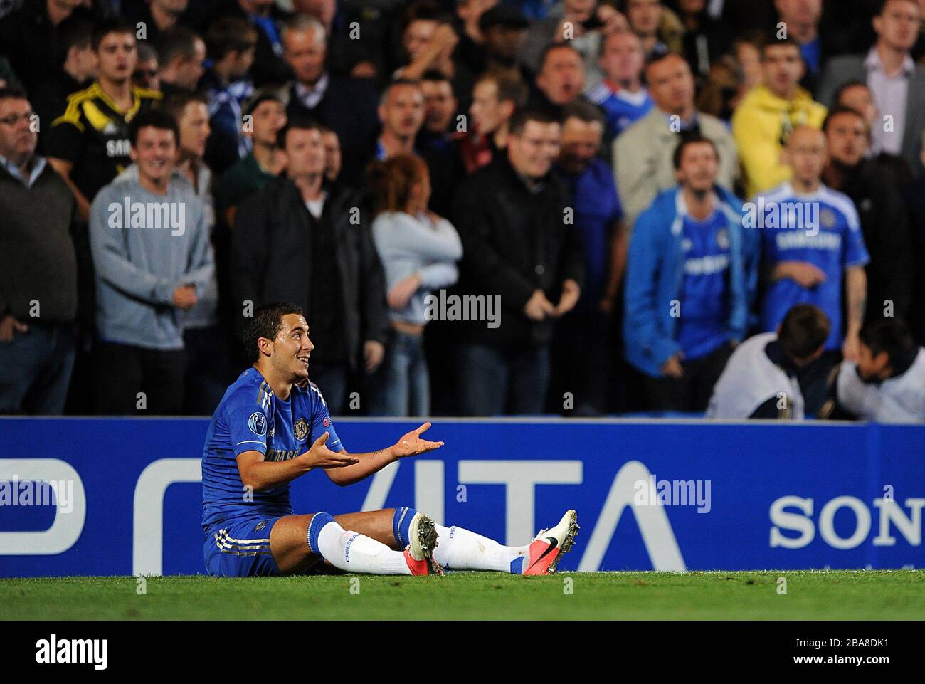 Les gestes Eden Hazard de Chelsea après avoir revendiquant une faute Banque D'Images