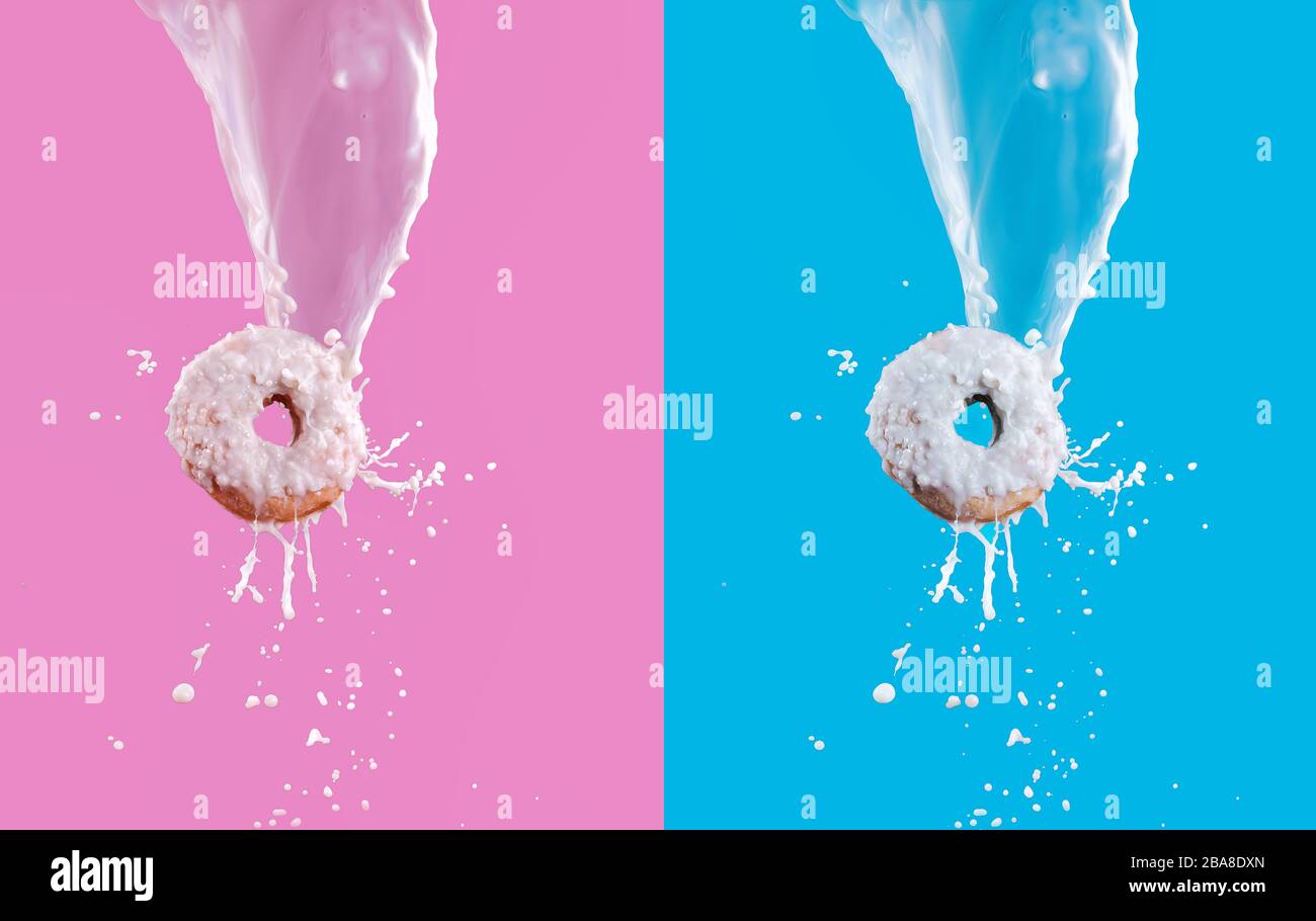 Beignets volants avec glaçage au chocolat blanc et éclaboussures de lait isolées sur fond rose et bleu. Concept de la cuisine douce. Publicité Fast food poster faire Banque D'Images