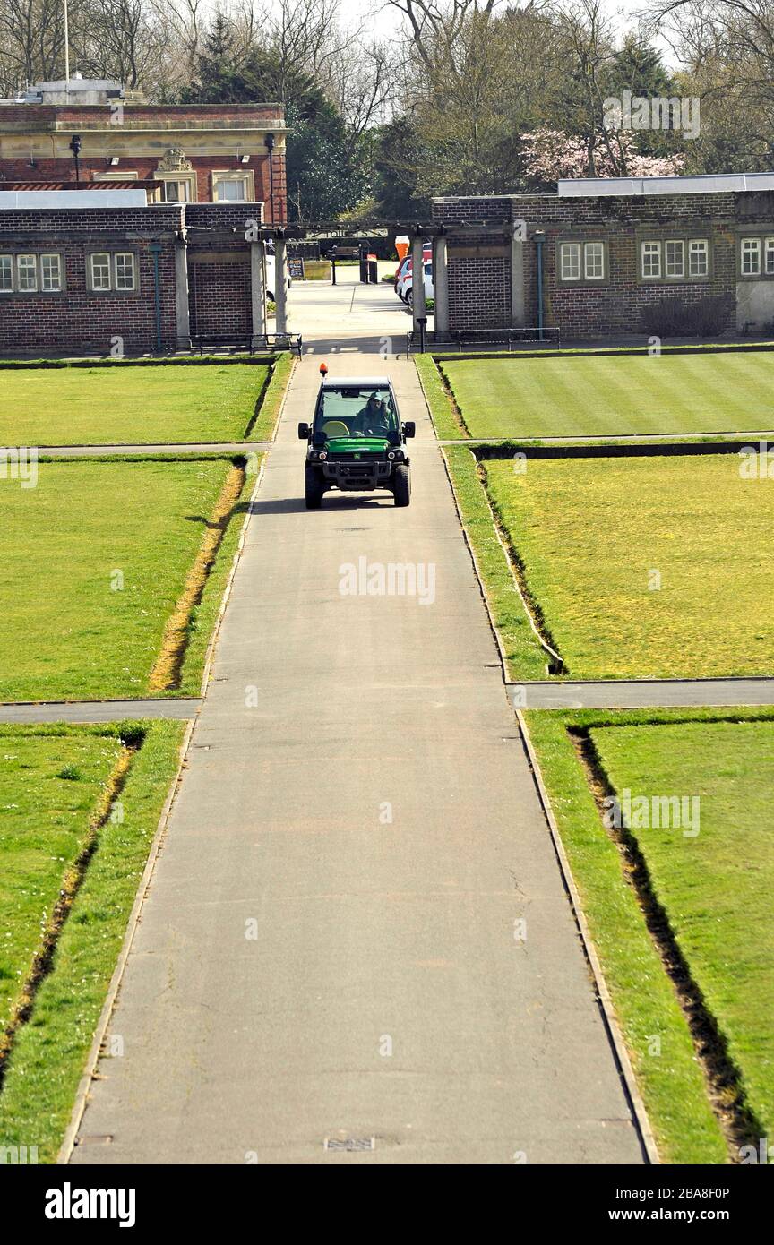 Le jardinier dans un petit véhicule utilitaire diesel arrive à la plupart des greens de bowling sur Stanley Park, Blackpool Banque D'Images