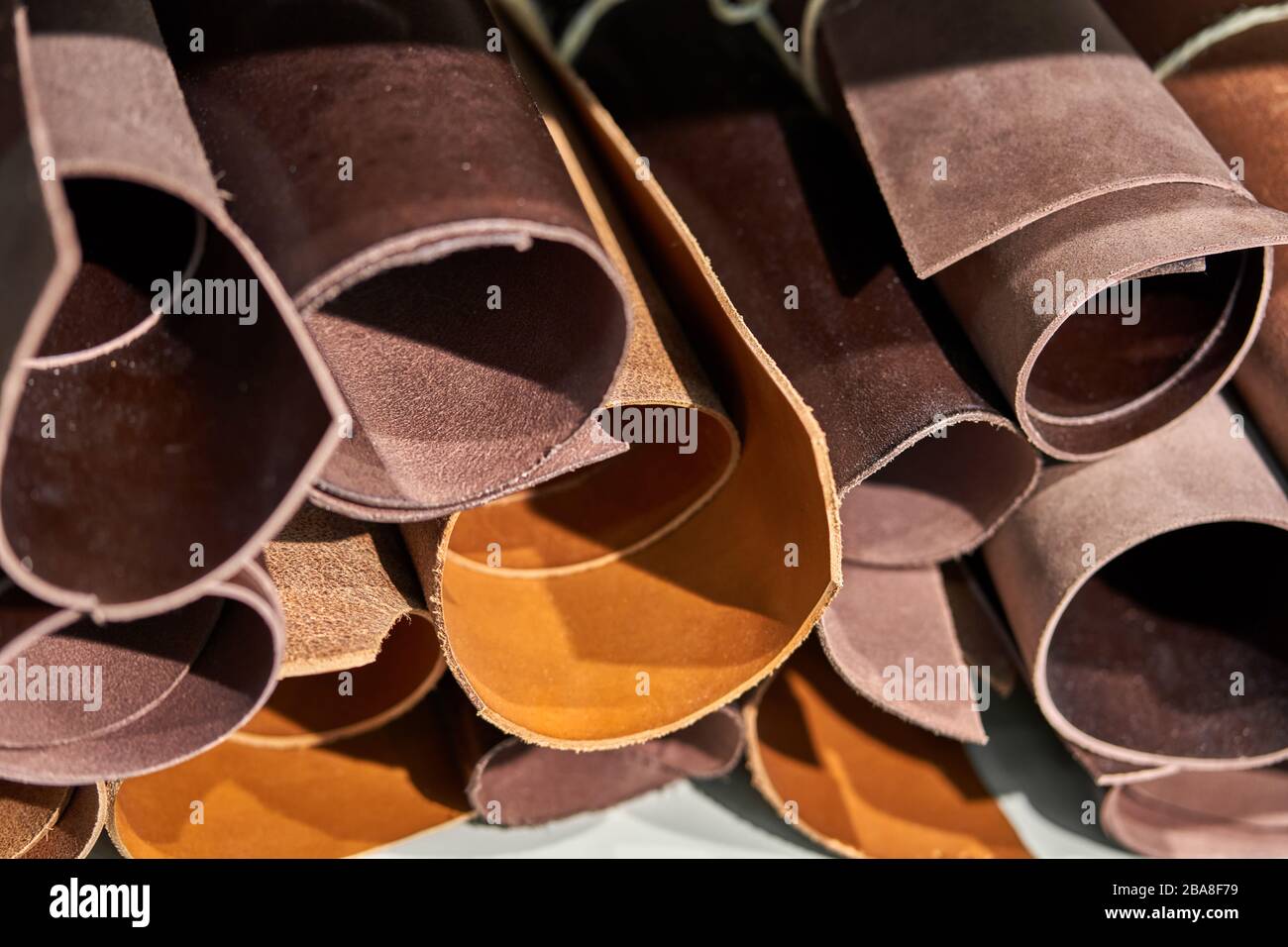 Vue rapprochée sur les rouleaux en cuir naturel multicolore Banque D'Images
