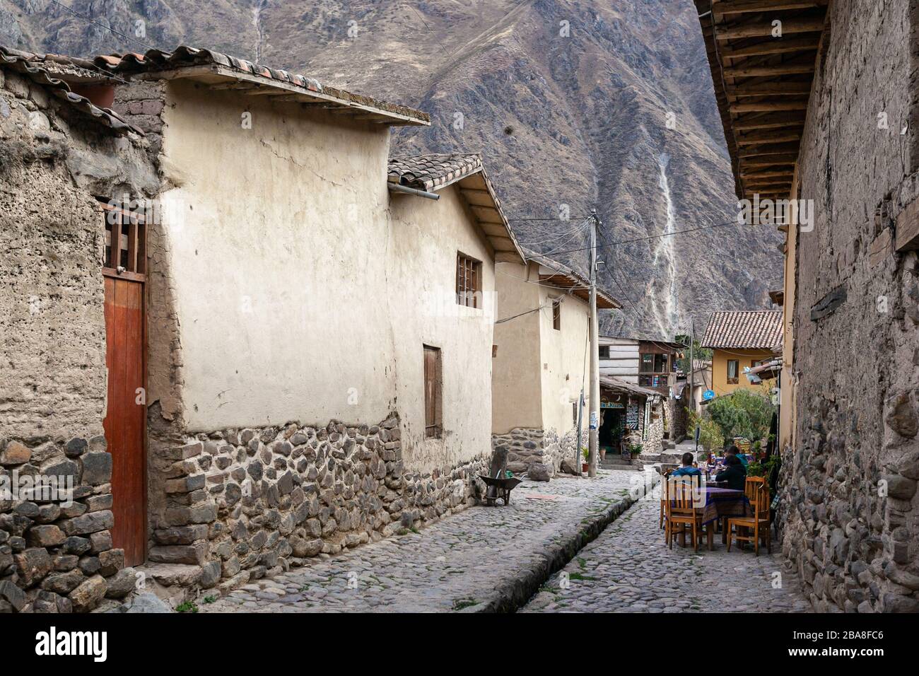 Vallée sacrée, Pérou: Rues vides de la ville coloniale dans les murs en pierre des montagnes Banque D'Images