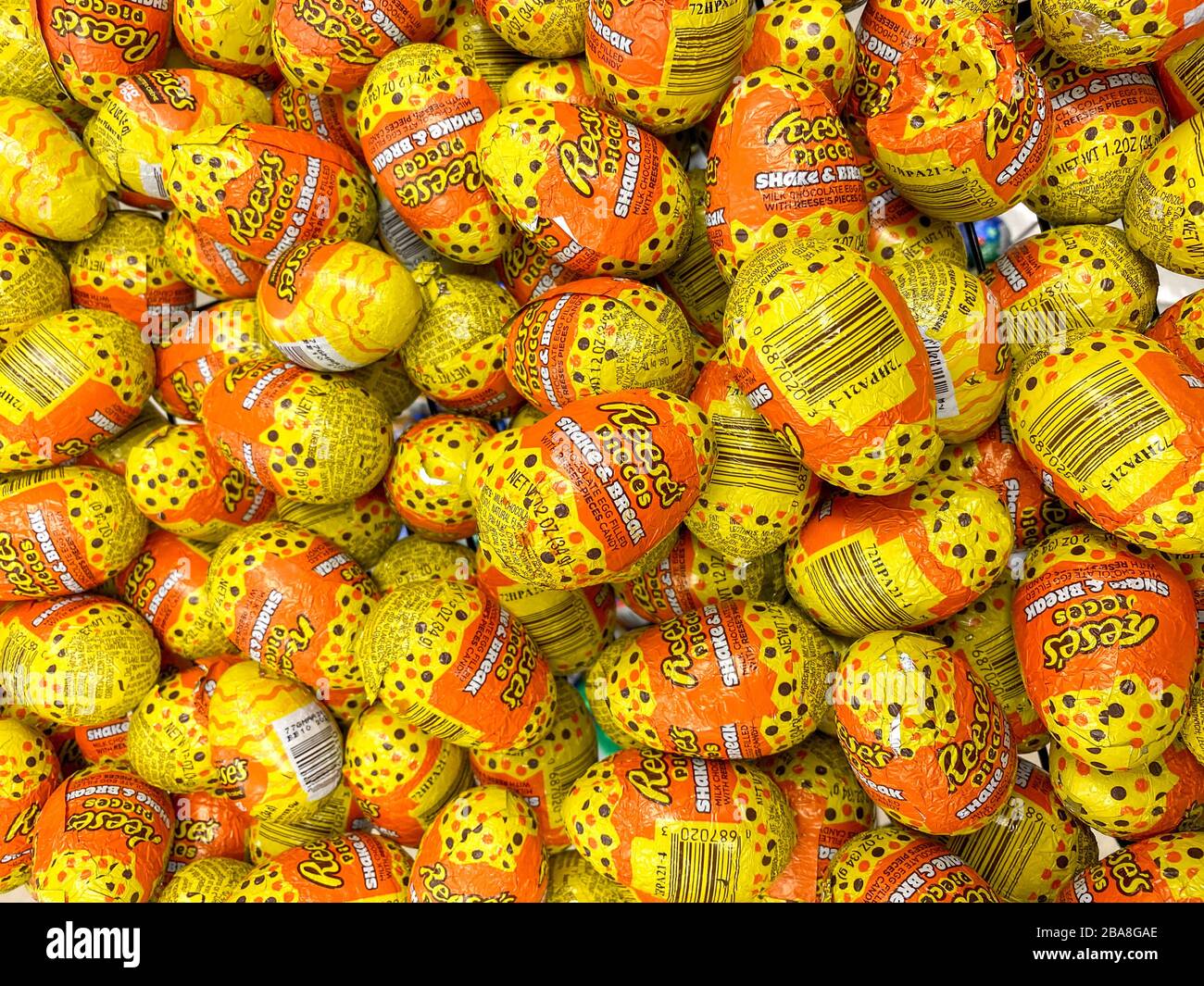 Atlanta, GA/USA-3/21/20: Une fermeture de Reeses morceaux Shake et Break chocolat oeufs pour les cadeaux de pâques dans une épicerie Kroger à Atlanta, GA. Banque D'Images