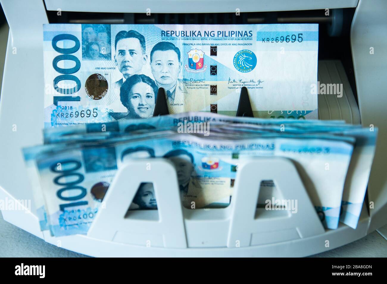 Vue rapprochée d'une trésorerie de 1 000 peso philippins sortant de la machine du comptoir-caisse Banque D'Images