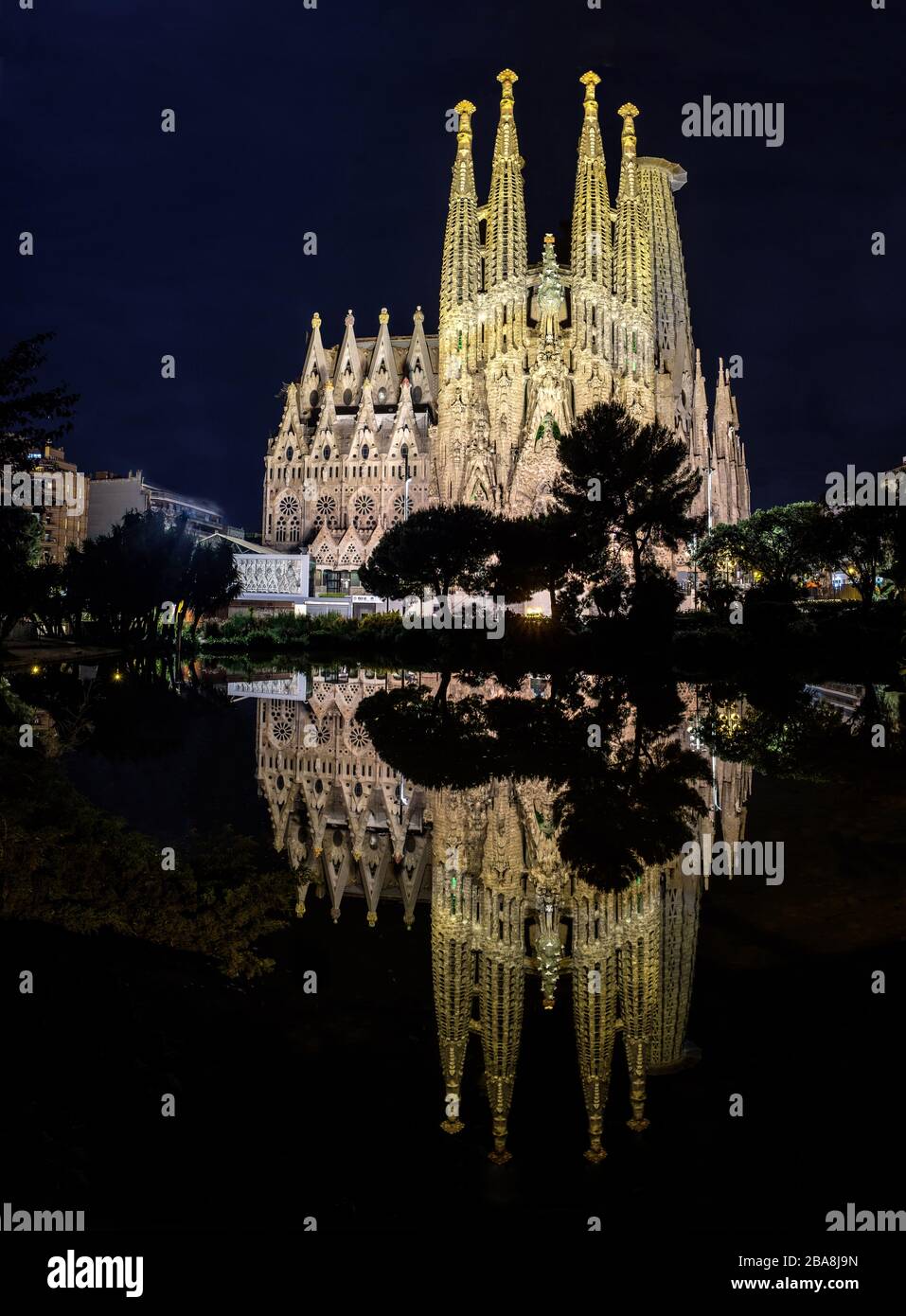 Illuminations nocturnes à Basílica de la Sagrada Família, Barcelone Banque D'Images