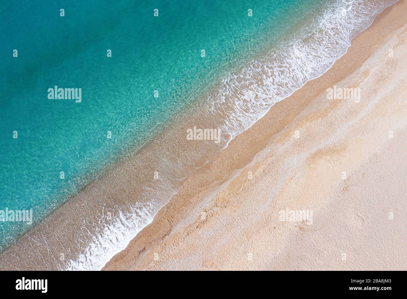 Vue aérienne de vagues de la mer turquoise et la plage de sable fin, de la Turquie, Antalya Banque D'Images
