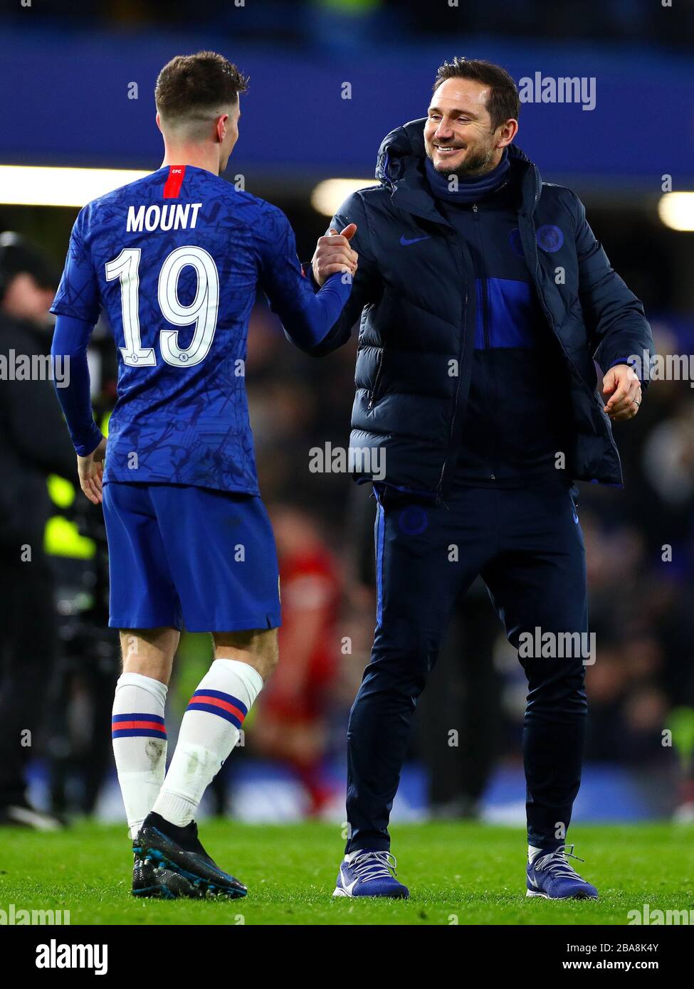 Frank Lampard (à droite), directeur de Chelsea, et Mason Mount célèbrent la victoire de leurs équipes après le coup de sifflet final Banque D'Images