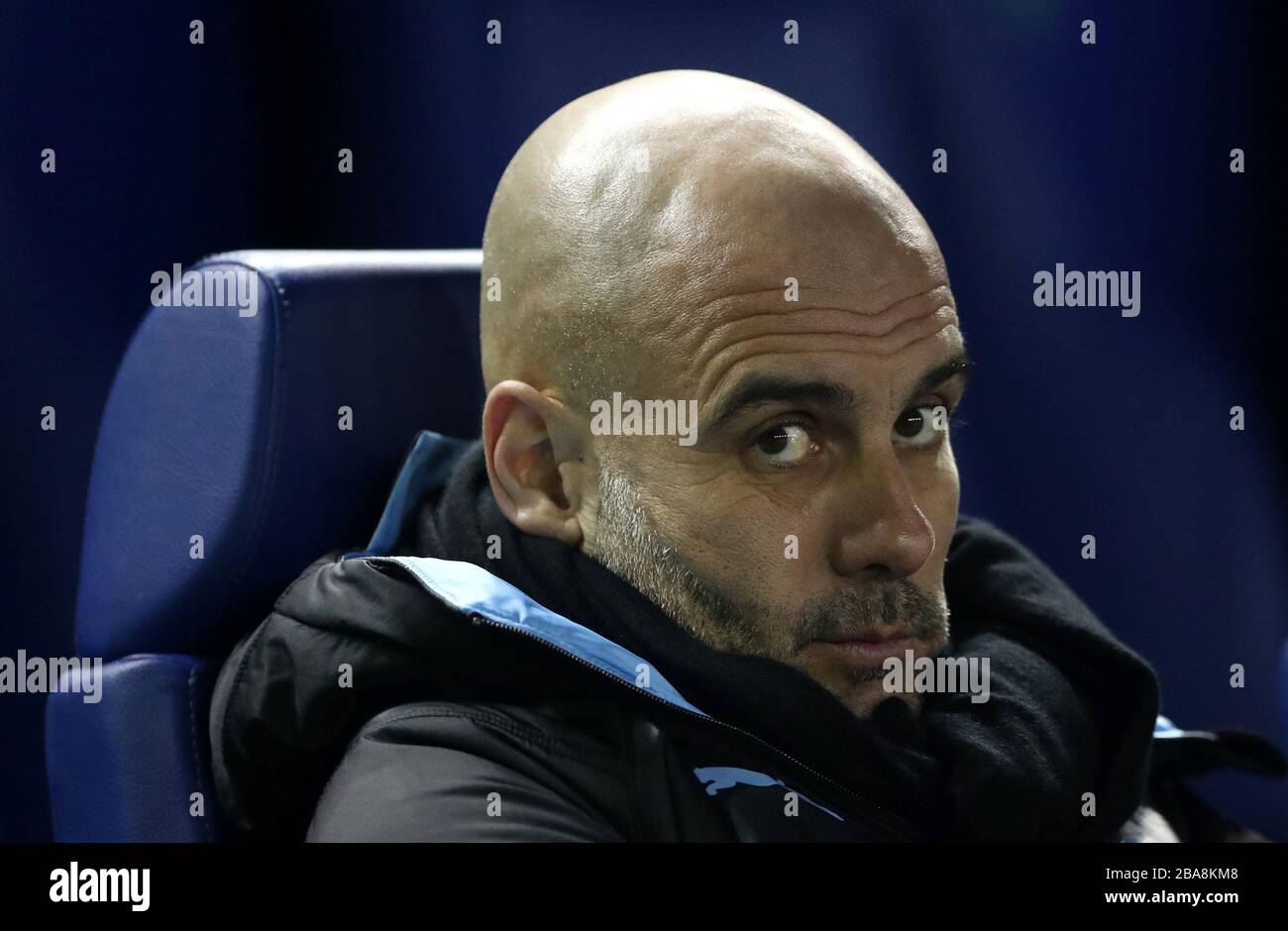 Le responsable de Manchester City, PEP Guardiola, dans le dugout avant le lancement Banque D'Images