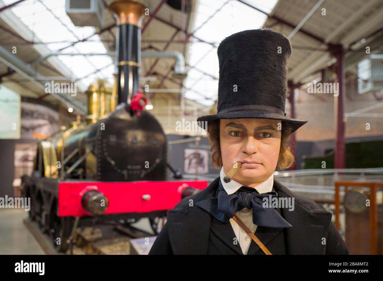 Un modèle grandeur nature d'Isambard Kingdom Brunel, célèbre entrepreneur et ingénieur victorien devant une réplique d'une de ses premières locomotives à vapeur o Banque D'Images