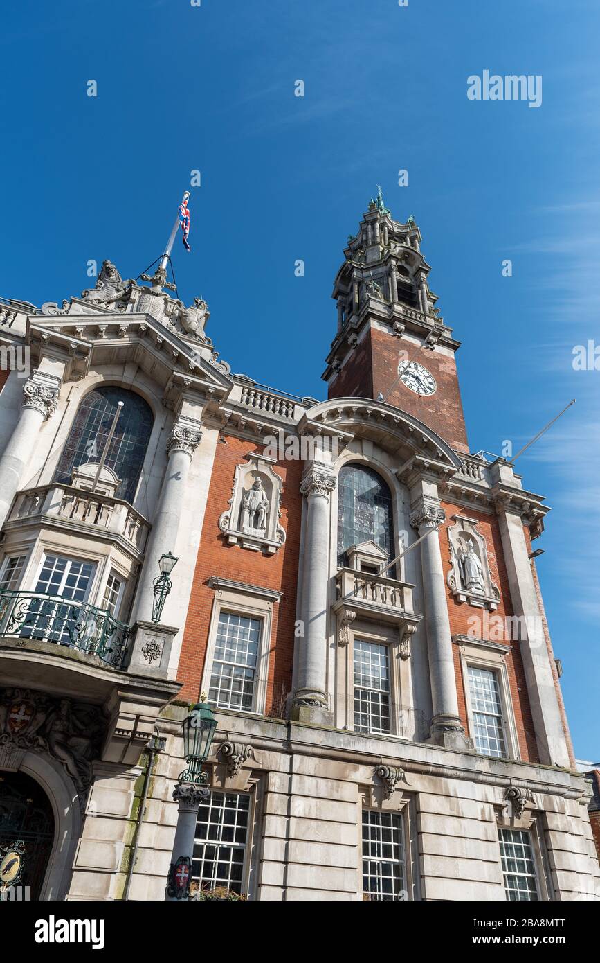 L'hôtel de ville de Colchester est baigné par un soleil matinal contre un ciel bleu Banque D'Images