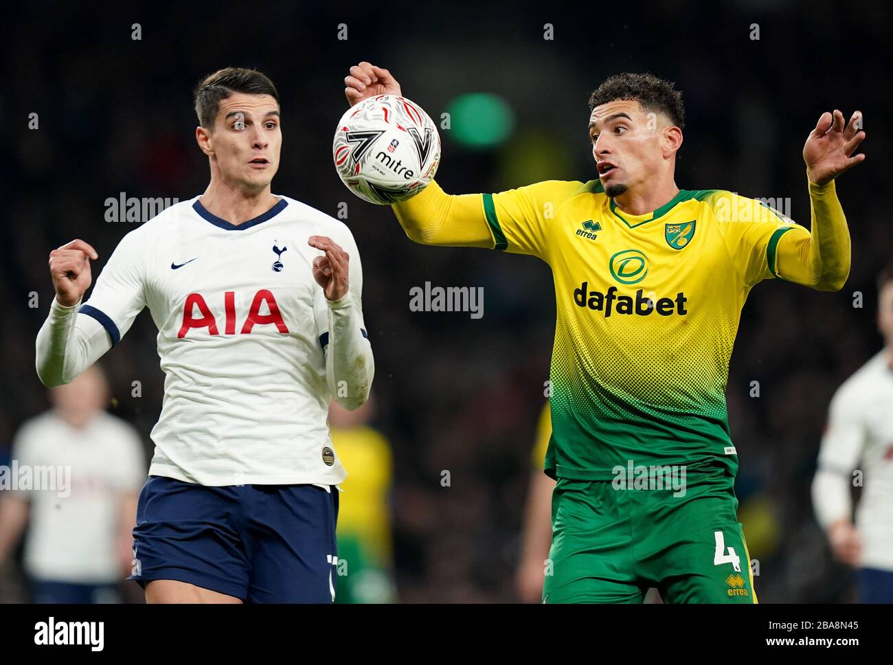 Erik lamela de Tottenham Hotspur (à gauche) et Ben Godfrey de Norwich City se battent pour le ballon Banque D'Images