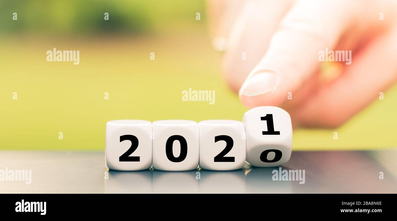 La main tourne les dés et change l'année '2020' à '2021'. Banque D'Images