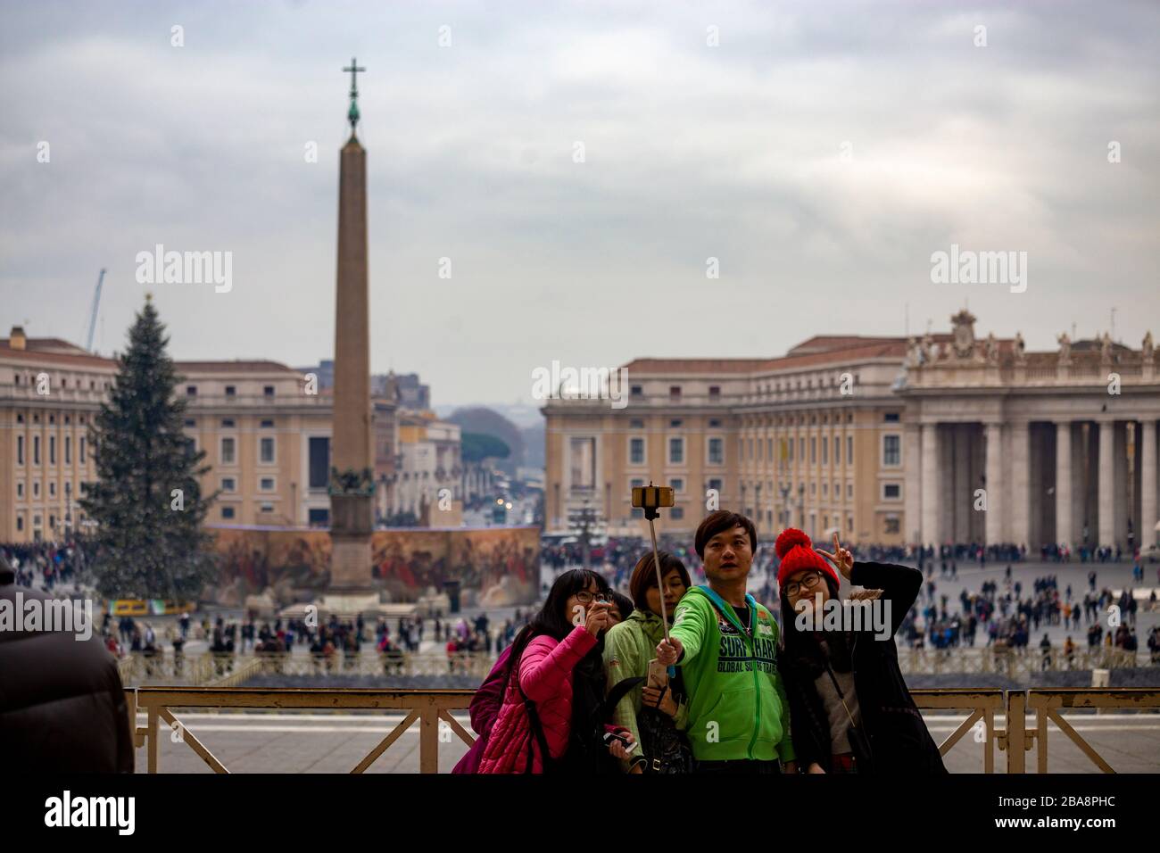 Les touristes asiatiques prenant un selfie au Vatican Banque D'Images