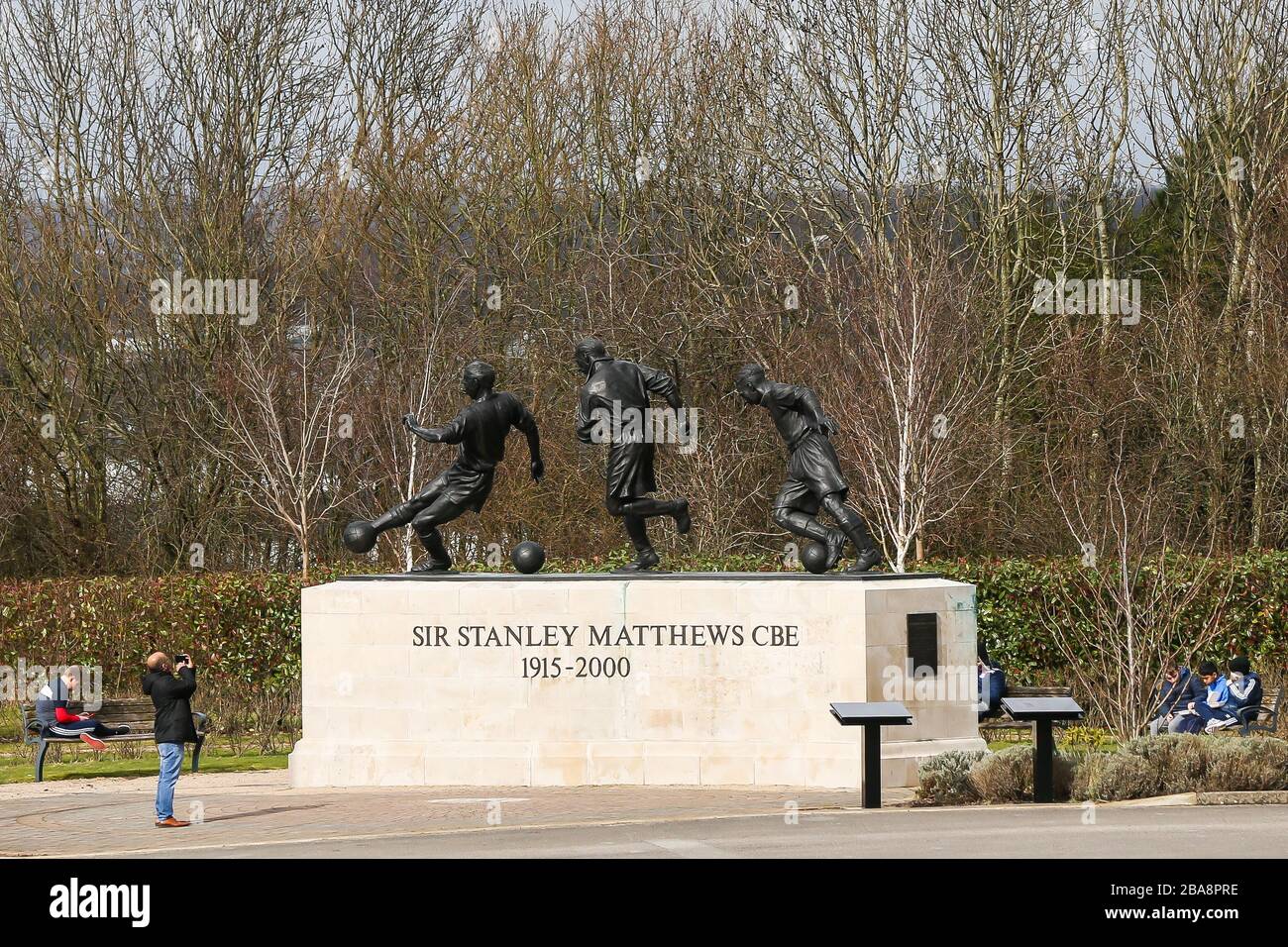 Un fan de Stoke City prend des photos de la statue de Stanley Matthews avant le match du championnat Sky Bet au stade bet365 Banque D'Images