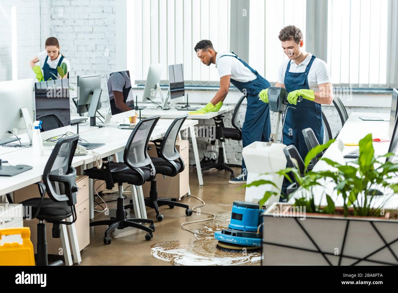 équipe multiculturelle de femmes de ménage travaillant dans un bureau  moderne à espace ouvert Photo Stock - Alamy