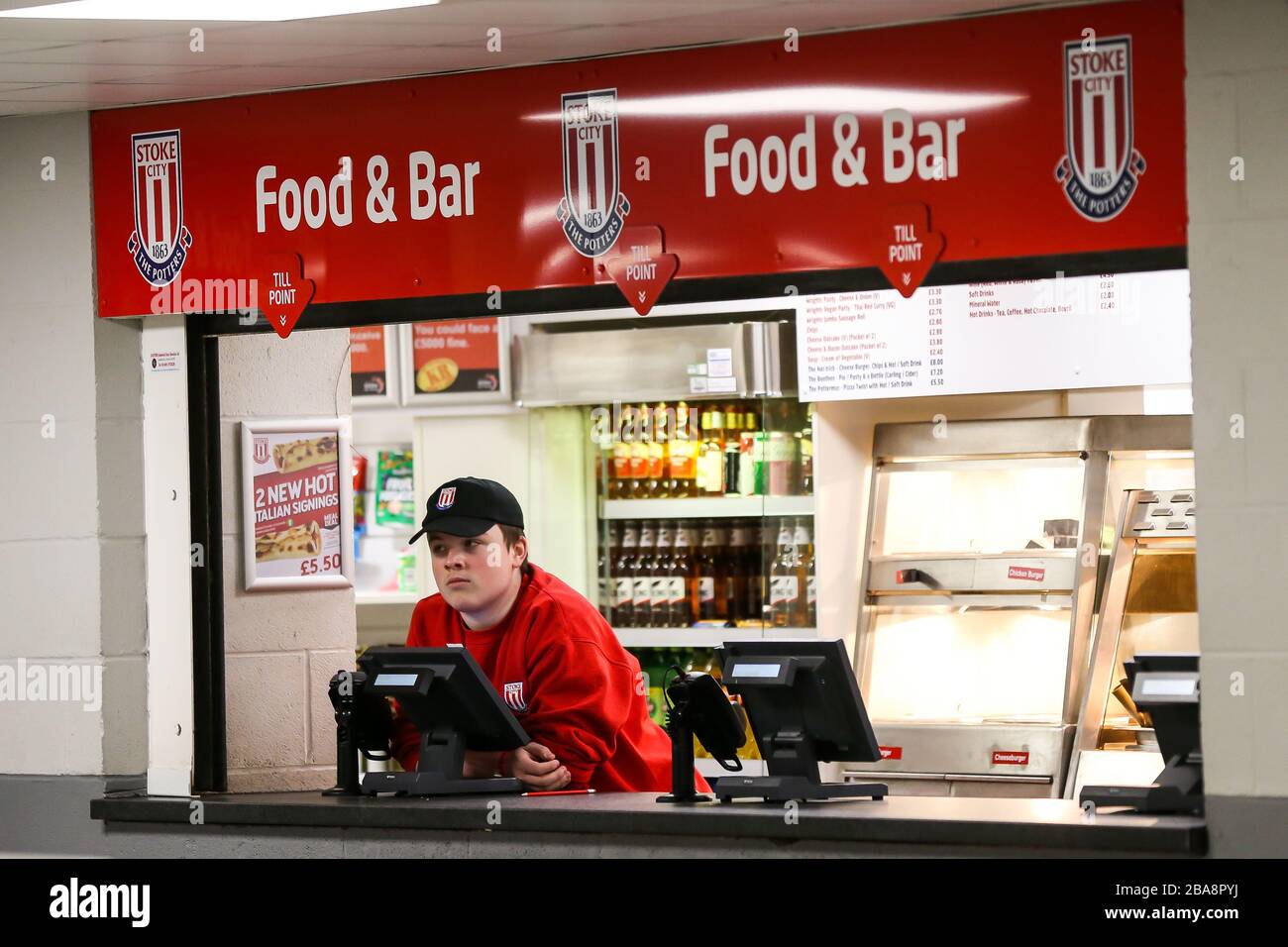 Les vendeurs de nourriture de Stoke City attendent les fans avant le match du championnat de mise du ciel au stade de la meilleure 365 Banque D'Images