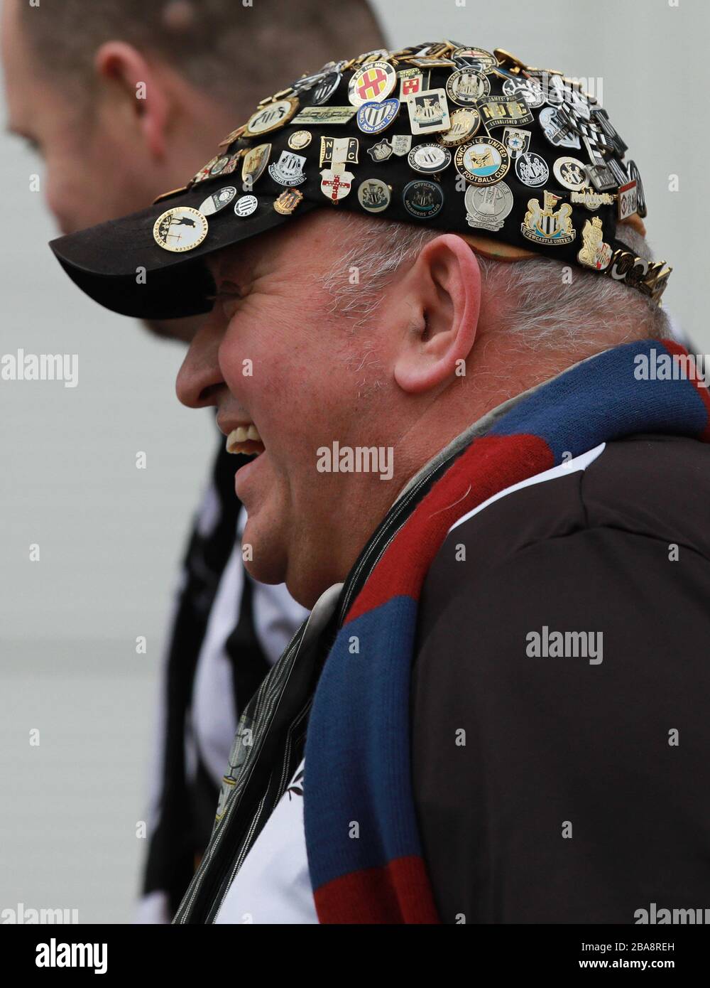 Vue générale d'un supporter de Newcastle United arrivant au stade St. Mary's avec des épingles de badge sur son chapeau Banque D'Images
