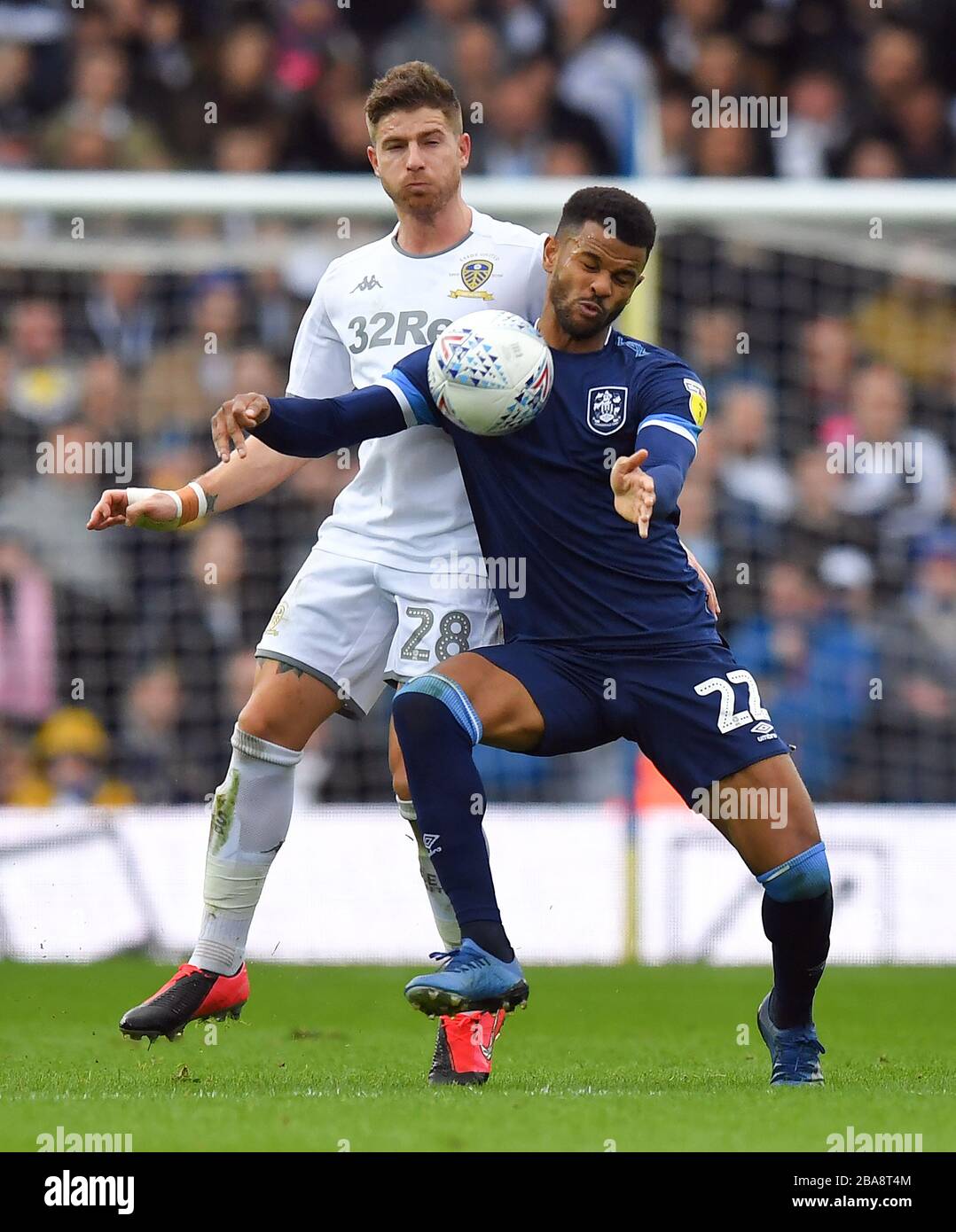 Les combats de Gaetano Berardi de Leeds United avec Fravizer Campbell de la ville de Huddersfield pour le bal Banque D'Images