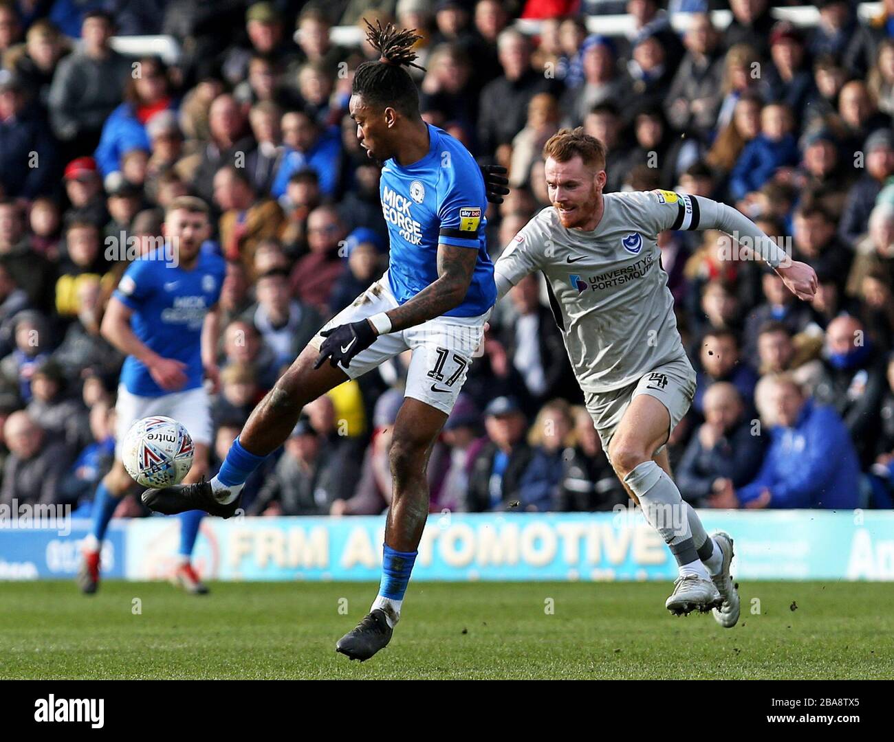 Ivan Toney (à gauche) de Peterborough United et Tom Naylor de Portsmouth se battent pour le ballon Banque D'Images