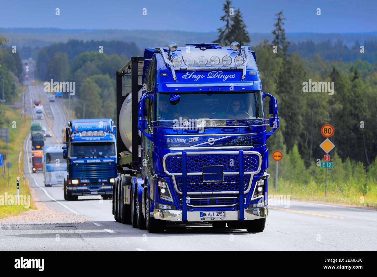 Volvo FH le Viking LXVIII de Dinges Logistics en convoi à l'événement de camionnage principal Power Truck Show 2019. Ikaalinen, Finlande. 8 août 2019. Banque D'Images