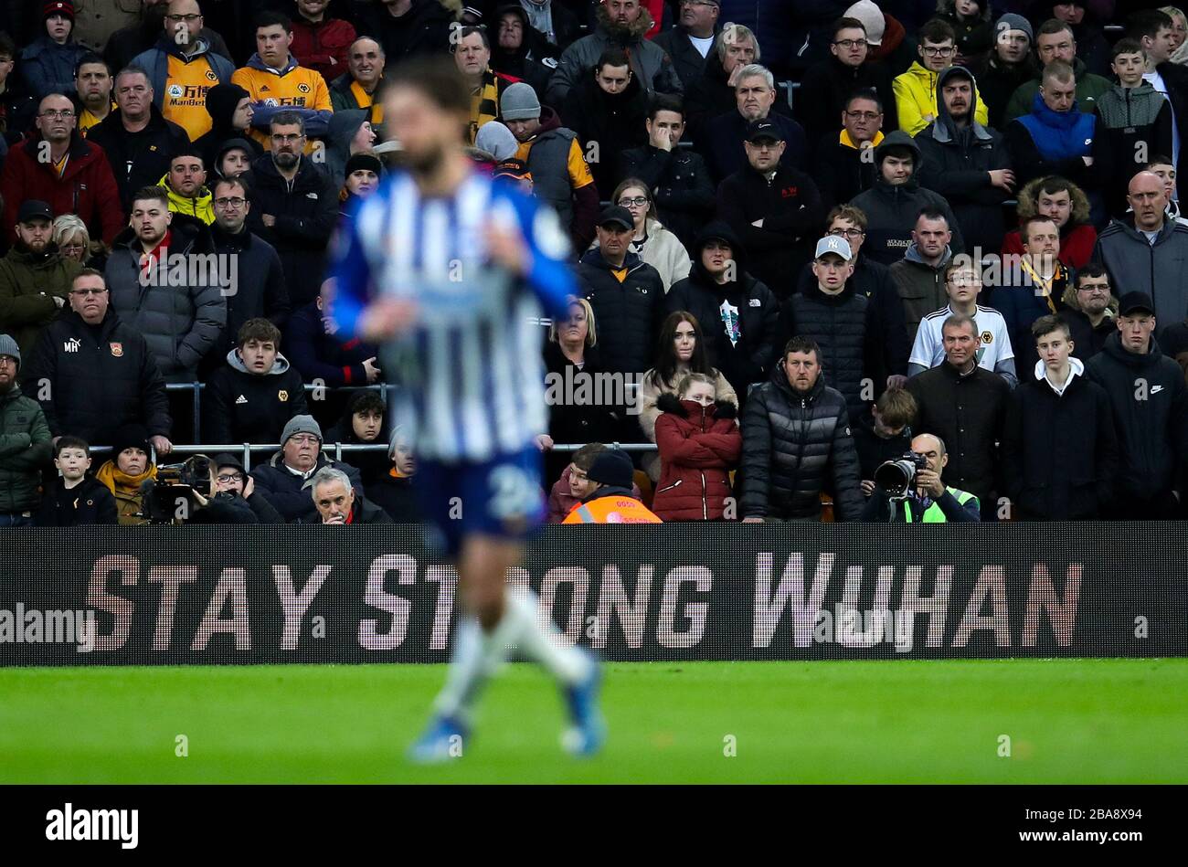 Les panneaux publicitaires montrent un graphique relatif à l'éclosion de Coronavirus à Wuhan Banque D'Images