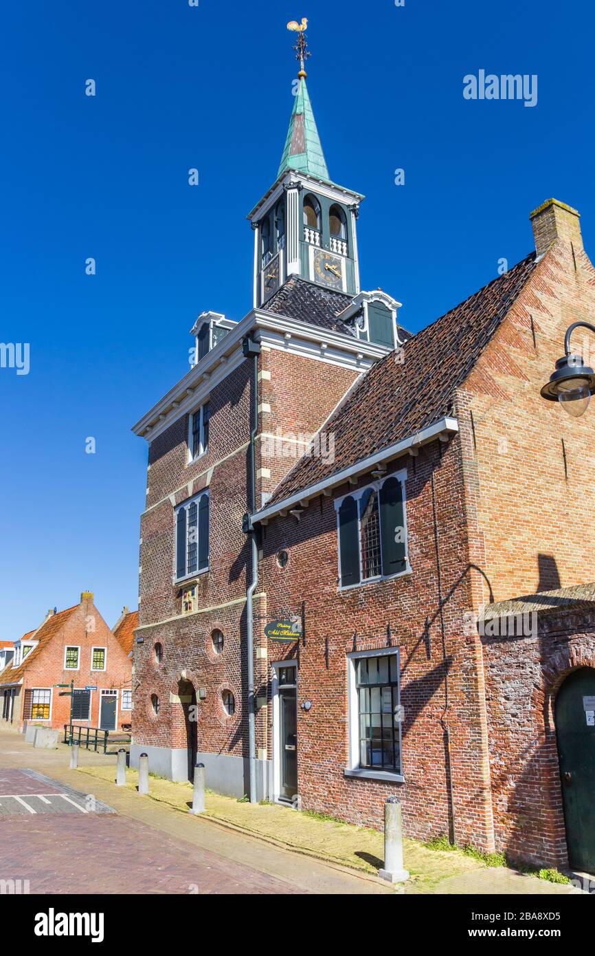 Maison de pesée historique dans le village frisonne Makkum, Pays-Bas Banque D'Images