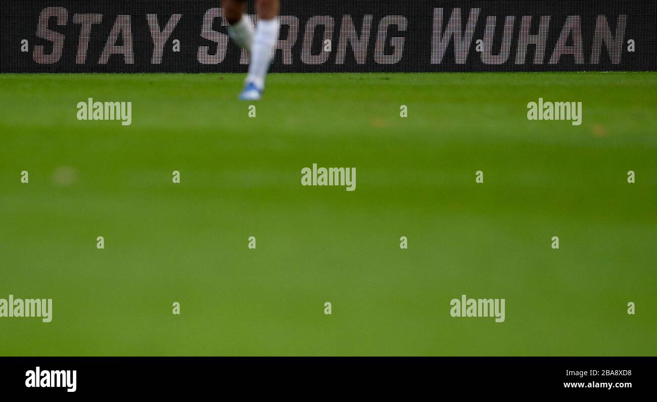 Les panneaux publicitaires montrent un graphique relatif à l'éclosion de Coronavirus à Wuhan Banque D'Images