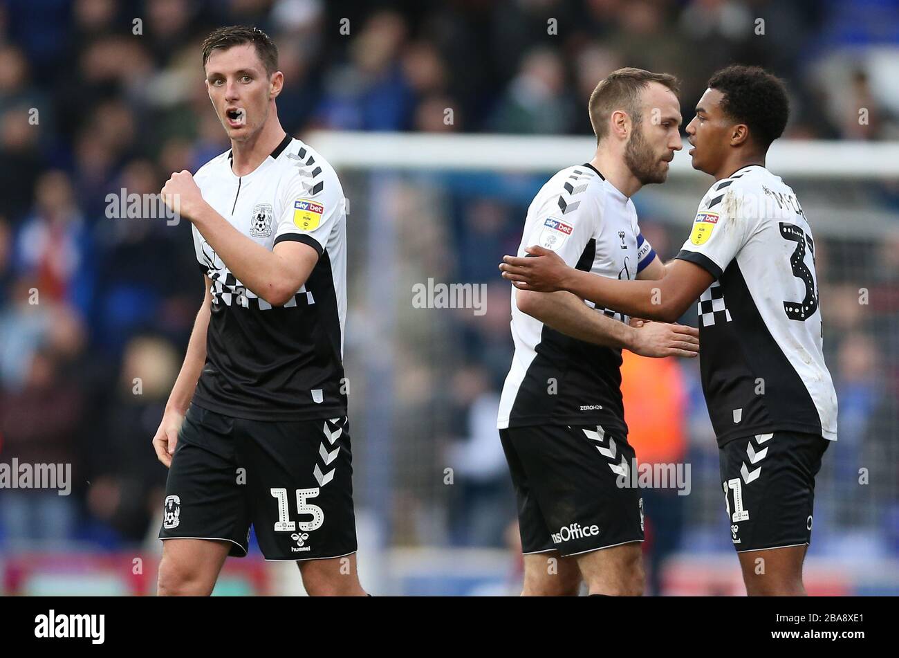 Dominic Hyam de Coventry City (à gauche), Liam Kelly (au centre) et Sam McCallum (à droite) célèbrent après le coup de sifflet final Banque D'Images