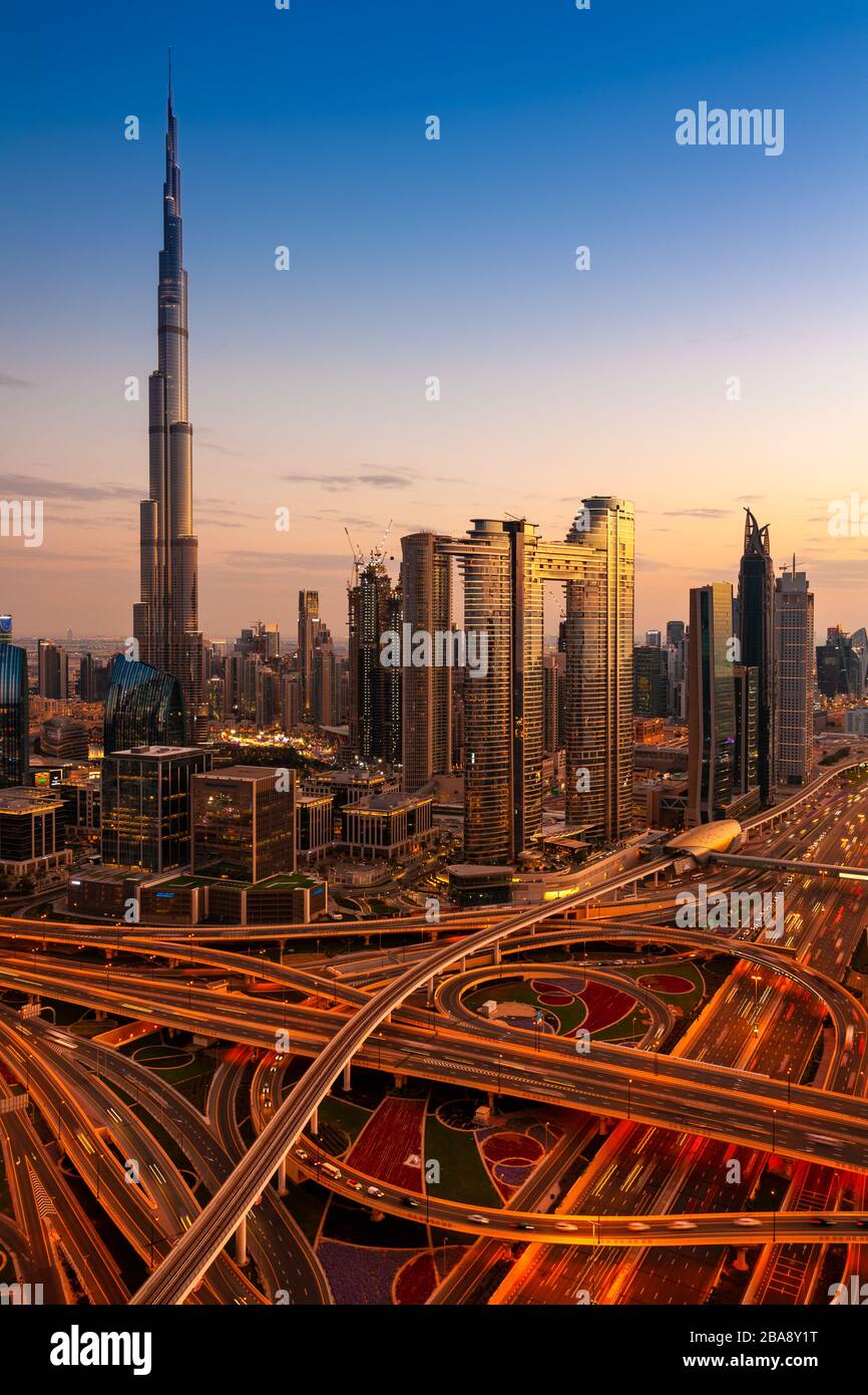 Vue sur la ville de Dubaï avec Burj Khalifa et Sheikh Zayed Road au crépuscule, aux Émirats arabes Unis. Banque D'Images