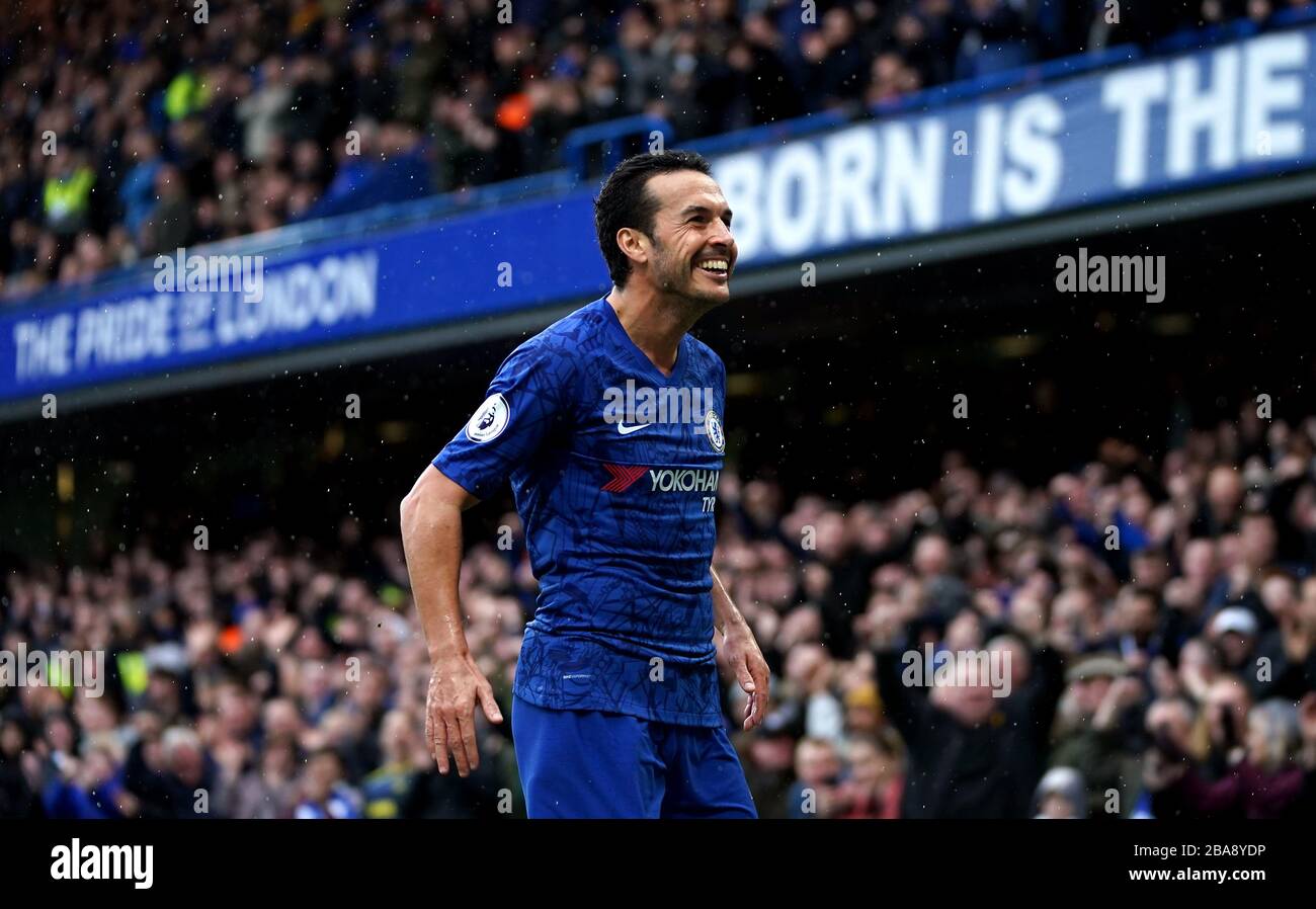 Chelsea's Pedro fête marquant son deuxième but de côtés du jeu Banque D'Images