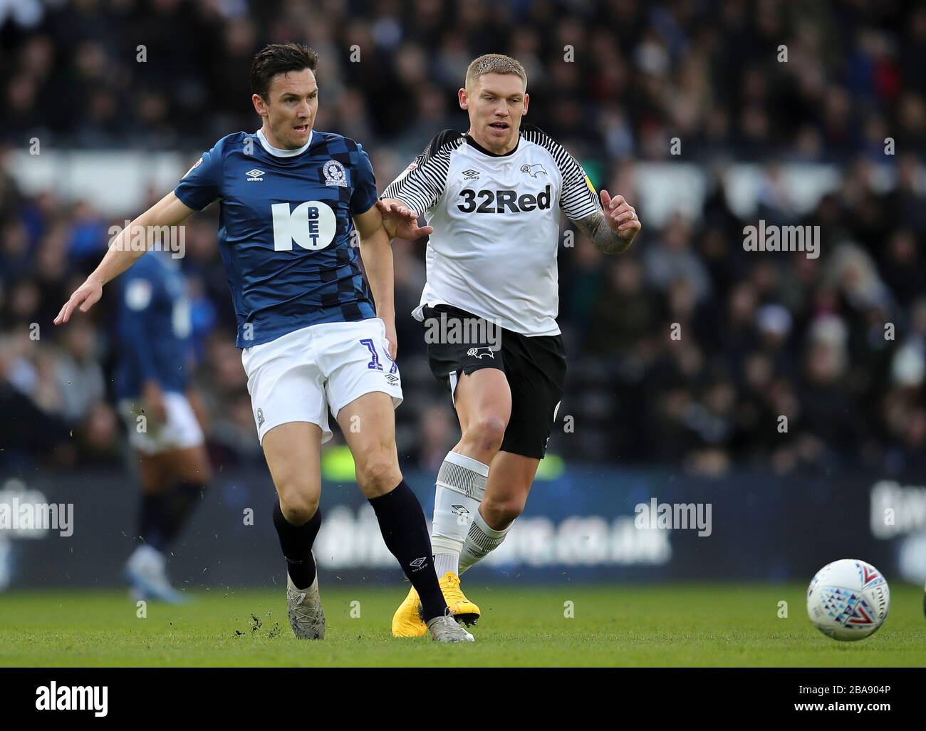 Martyn Waghorn (à droite) du comté de Derby et Stewart Downing, bataille de Blackburn Rovers Banque D'Images