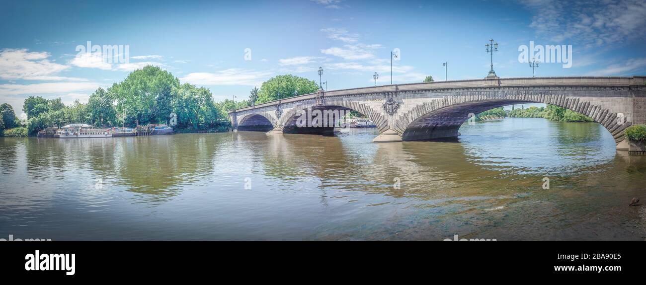 Panorama du pont Kew dans l'ouest de Londres, pont classé de grade II au-dessus de la Tamise Banque D'Images