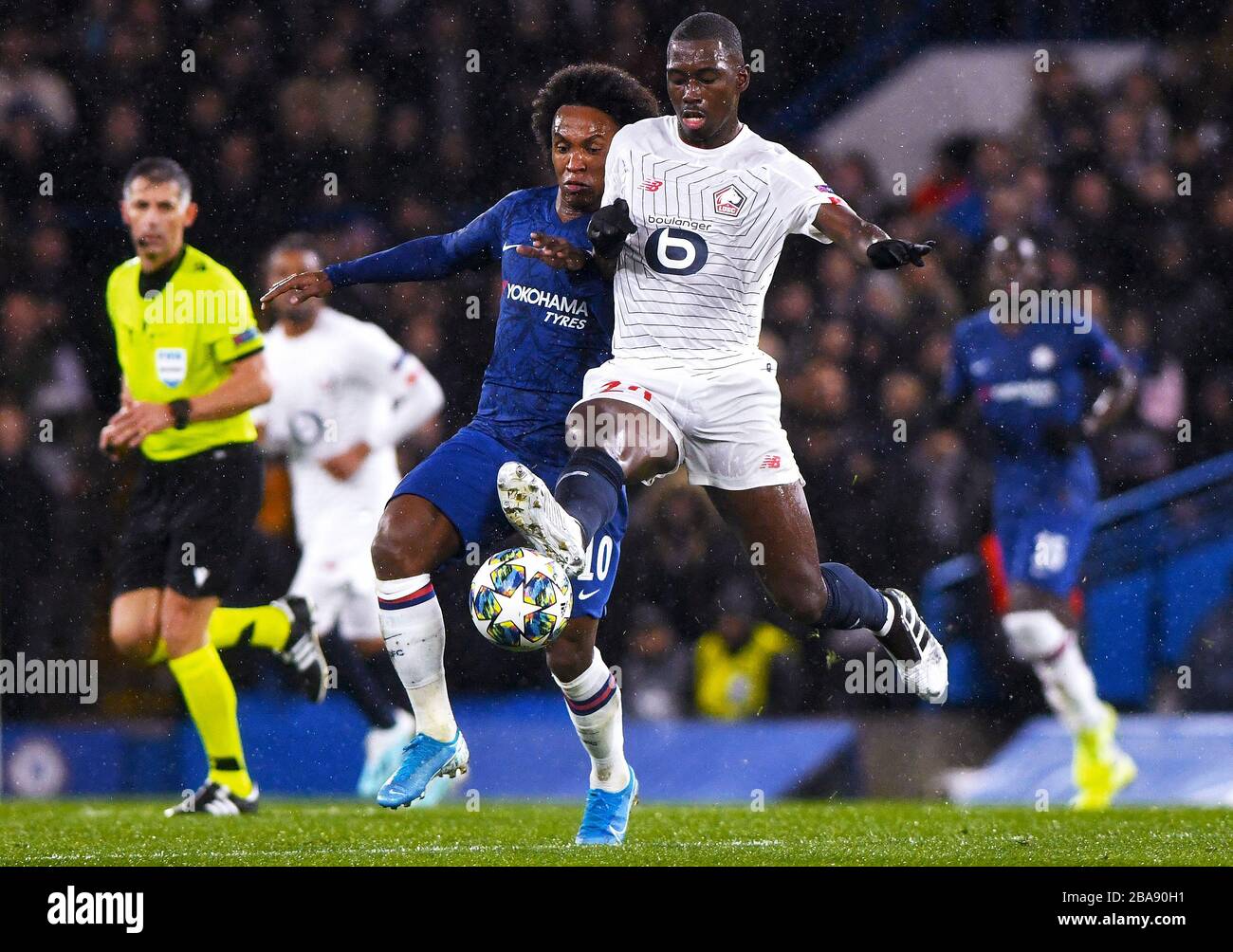 Boubacary Soumare de Lille et Willian de Chelsea en action - Chelsea / Lille OSC, UEFA Champions League - Groupe H, Stamford Bridge, Londres, Royaume-Uni - 10 décembre 2019 usage éditorial seulement Banque D'Images