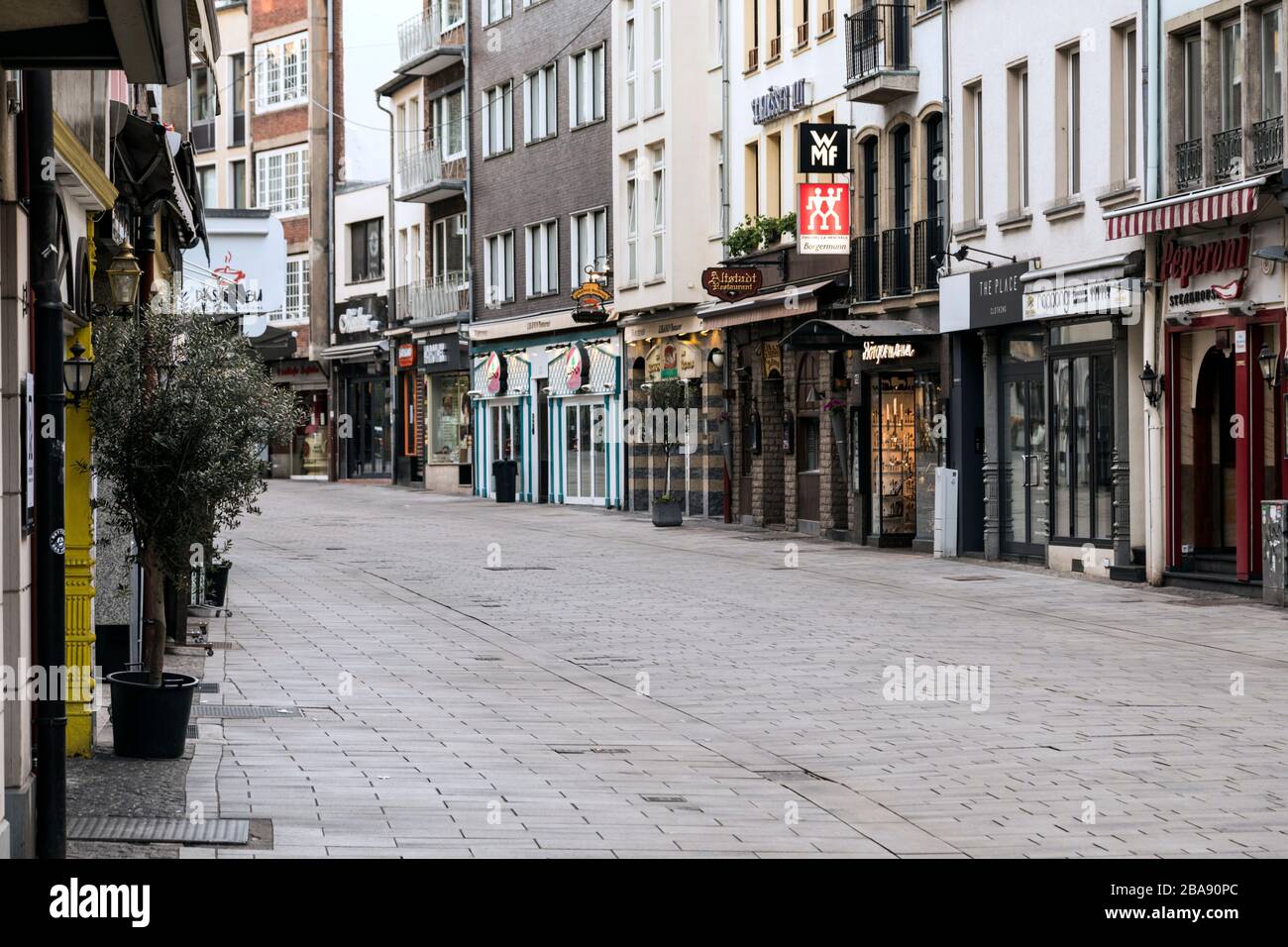 Le bar et le quartier commerçant Altstadt avec un nombre inhabituellement limité de passants. Banque D'Images