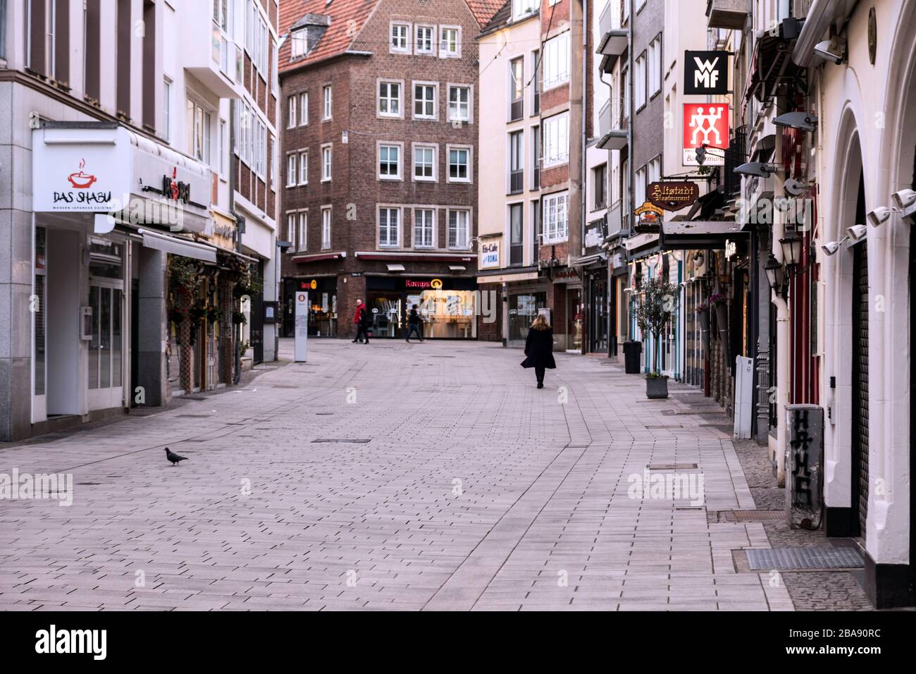 Le bar et le quartier commerçant Altstadt avec un nombre inhabituellement limité de passants. Banque D'Images