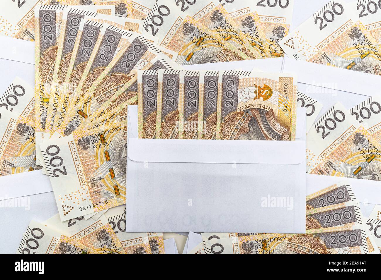 Arrière-plan fait du recto d'un billet polonais de 200 PLN inséré dans une enveloppe blanche, concept de corruption et de corruption. Banque D'Images