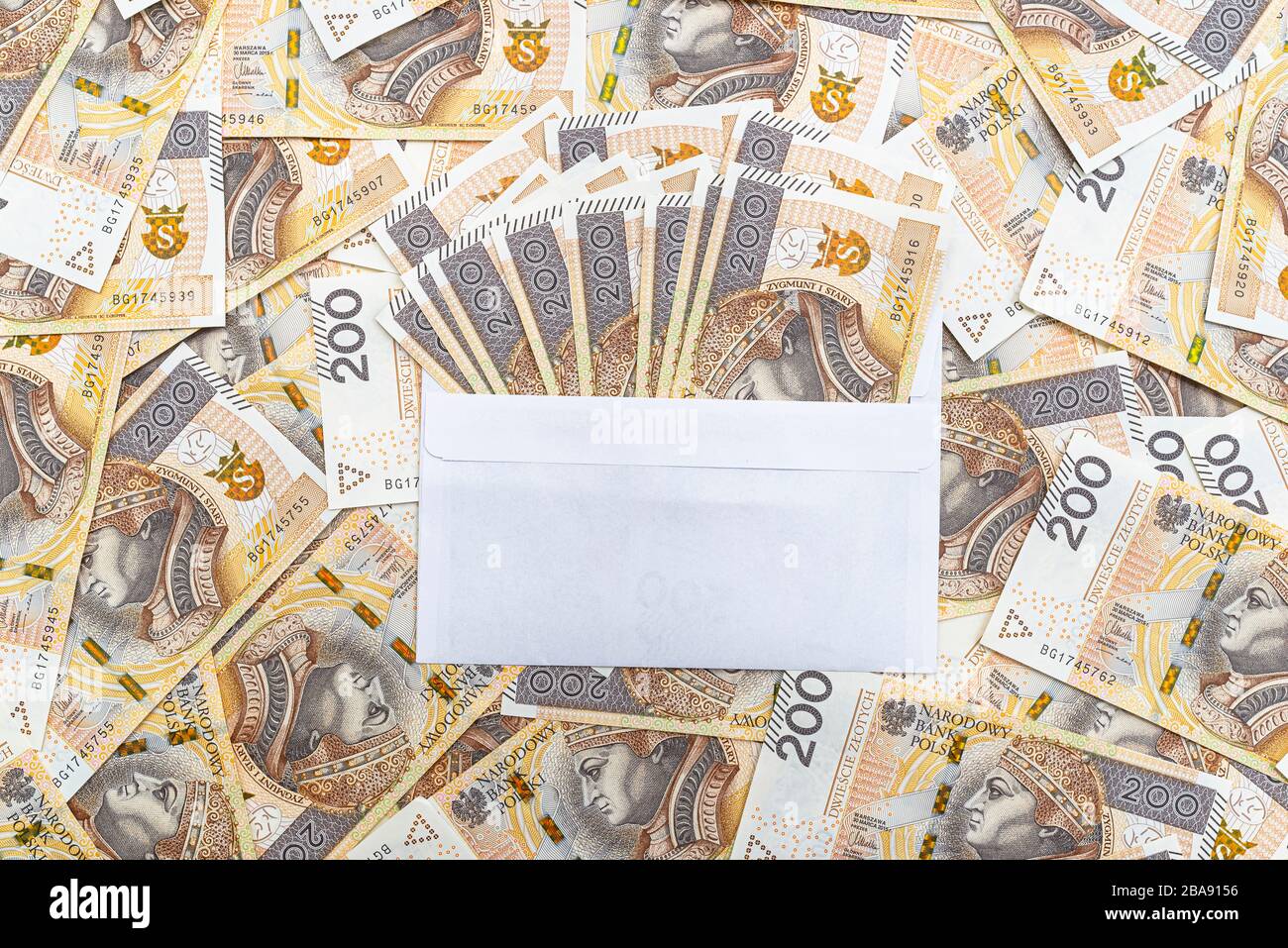 Arrière-plan fait du recto d'un billet polonais de 200 PLN inséré dans une enveloppe blanche, concept de corruption et de corruption. Banque D'Images