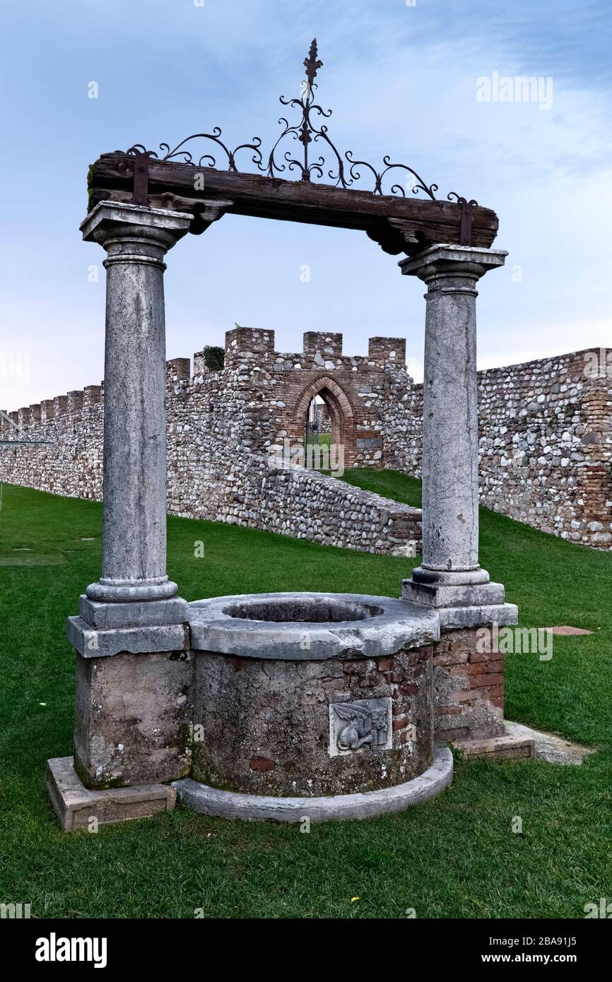 Le puits de la Rocca di Lonato. Lonato del Garda, province de Brescia, Lombardie, Italie, Europe. Banque D'Images