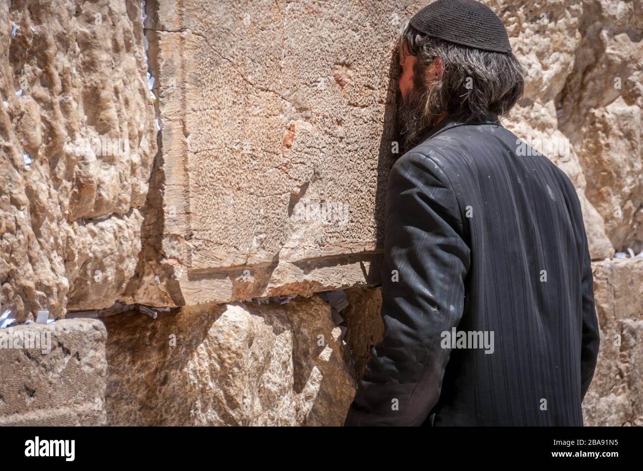 Priant l'homme sur le mur ouest de Jérusalem Banque D'Images