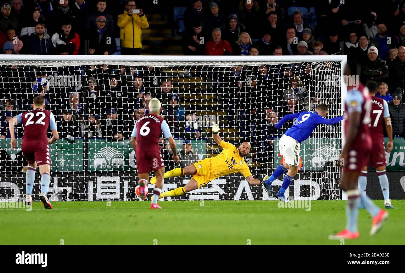 Jamie Vardy (centre-droit) de Leicester City obtient le deuxième but du jeu de son côté à partir de l'endroit de pénalité Banque D'Images