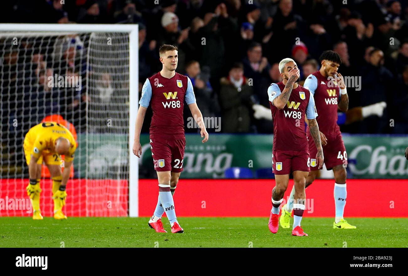 Aston Villa's Douglas Luiz (centre-droit) et Bjorn Engels (centre-gauche) apparaissent déjectés après que Jamie Vardy (pas en photo) de Leicester City a obtenu le deuxième but de son côté du jeu de l'endroit de pénalité Banque D'Images