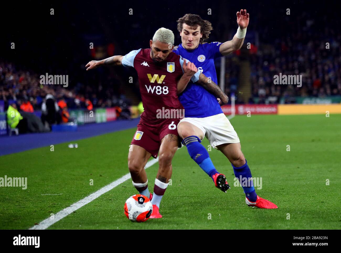 Aston Villa's Douglas Luiz (à gauche) et la bataille de Caglar Soyuncu de Leicester City pour le ballon Banque D'Images