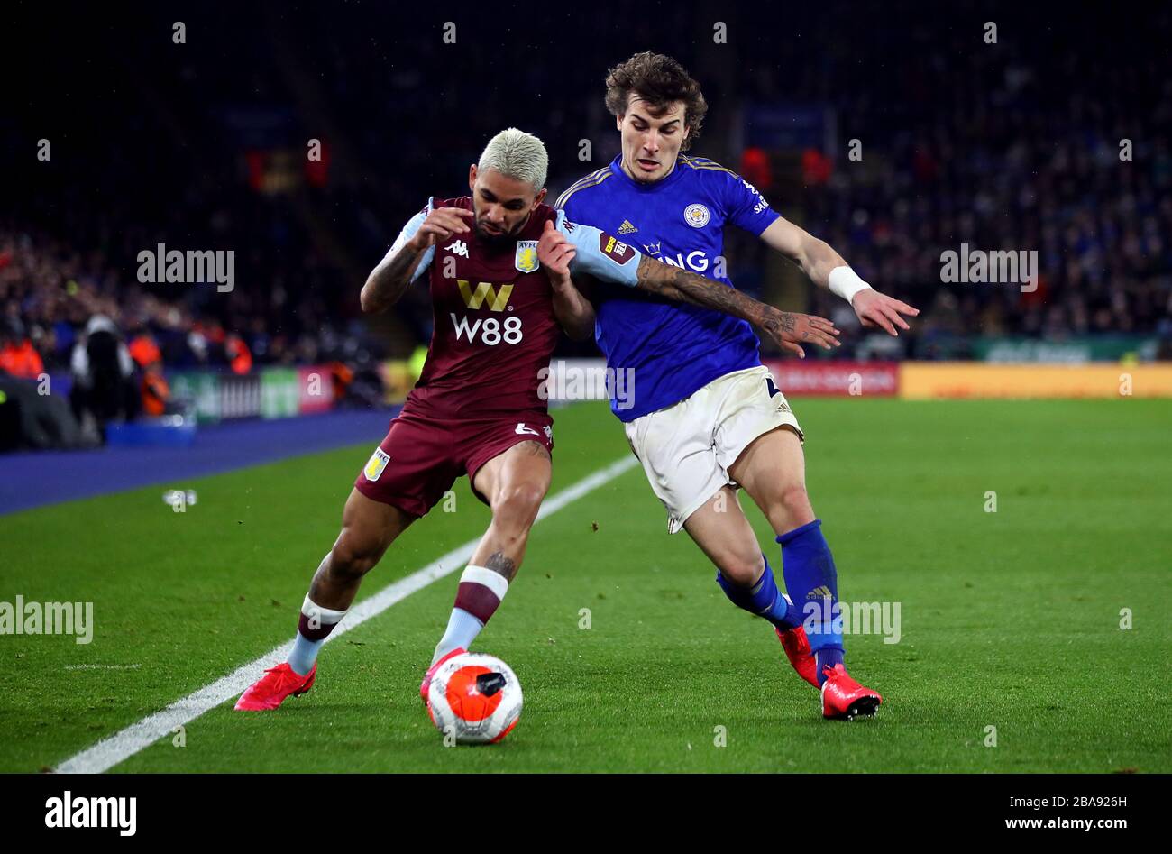 Aston Villa's Douglas Luiz (à gauche) et la bataille de Caglar Soyuncu de Leicester City pour le ballon Banque D'Images