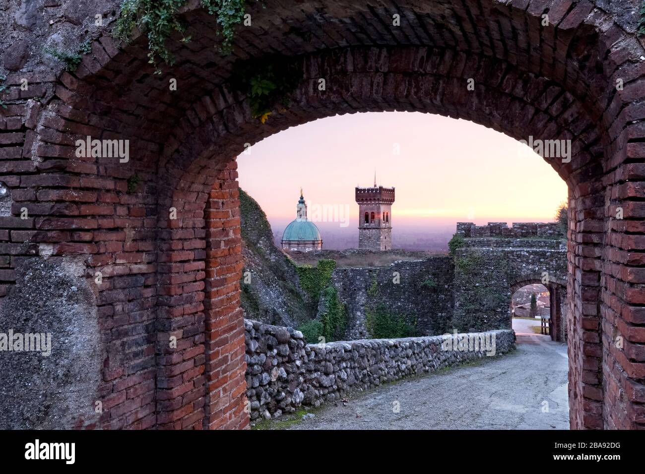 La tour médiévale et la basilique San Giovanni Battista de Lonato del Garda. Province de Brescia, Lombardie, Italie, Europe. Banque D'Images