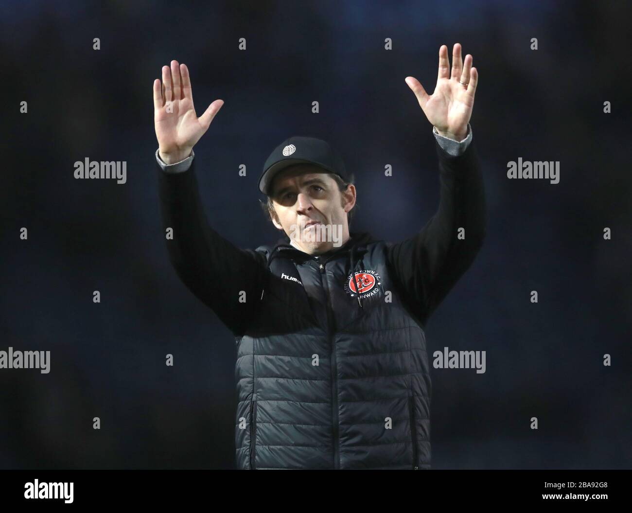 Joey Barton, responsable de Fleetwood Town, applaudit les fans à la fin du jeu Banque D'Images