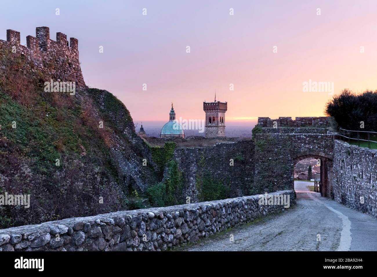 La tour médiévale et la basilique San Giovanni Battista de Lonato del Garda. Province de Brescia, Lombardie, Italie, Europe. Banque D'Images