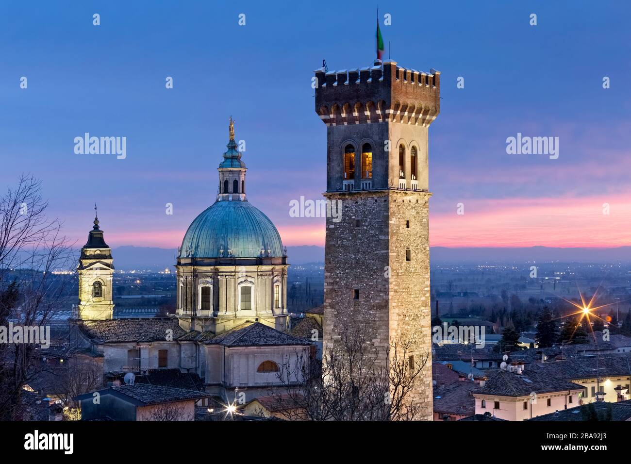 La tour médiévale et la basilique San Giovanni Battista de Lonato del Garda. Province de Brescia, Lombardie, Italie, Europe. Banque D'Images