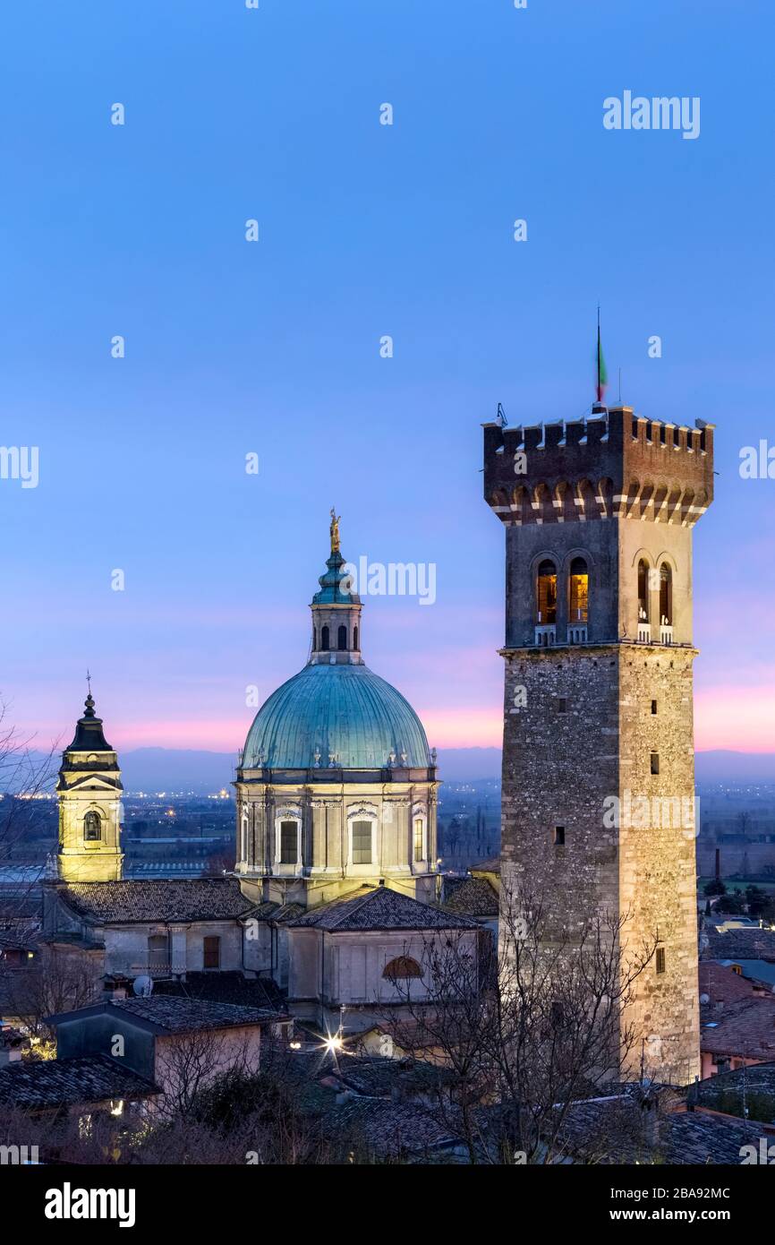 La tour médiévale et la basilique San Giovanni Battista de Lonato del Garda. Province de Brescia, Lombardie, Italie, Europe. Banque D'Images