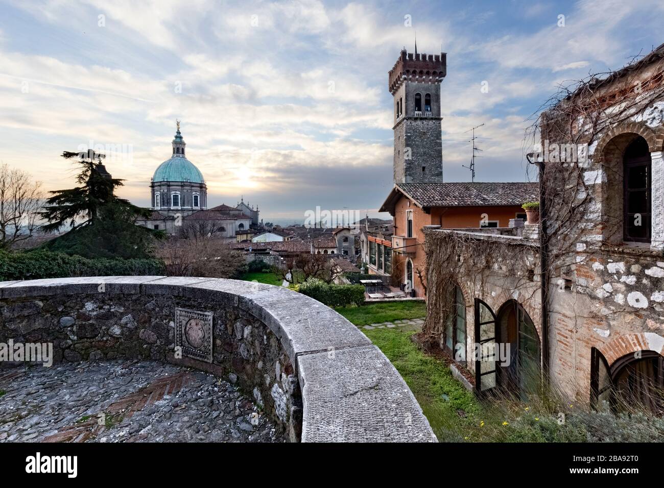 La tour médiévale et la basilique San Giovanni Battista de Lonato del Garda. Province de Brescia, Lombardie, Italie, Europe. Banque D'Images