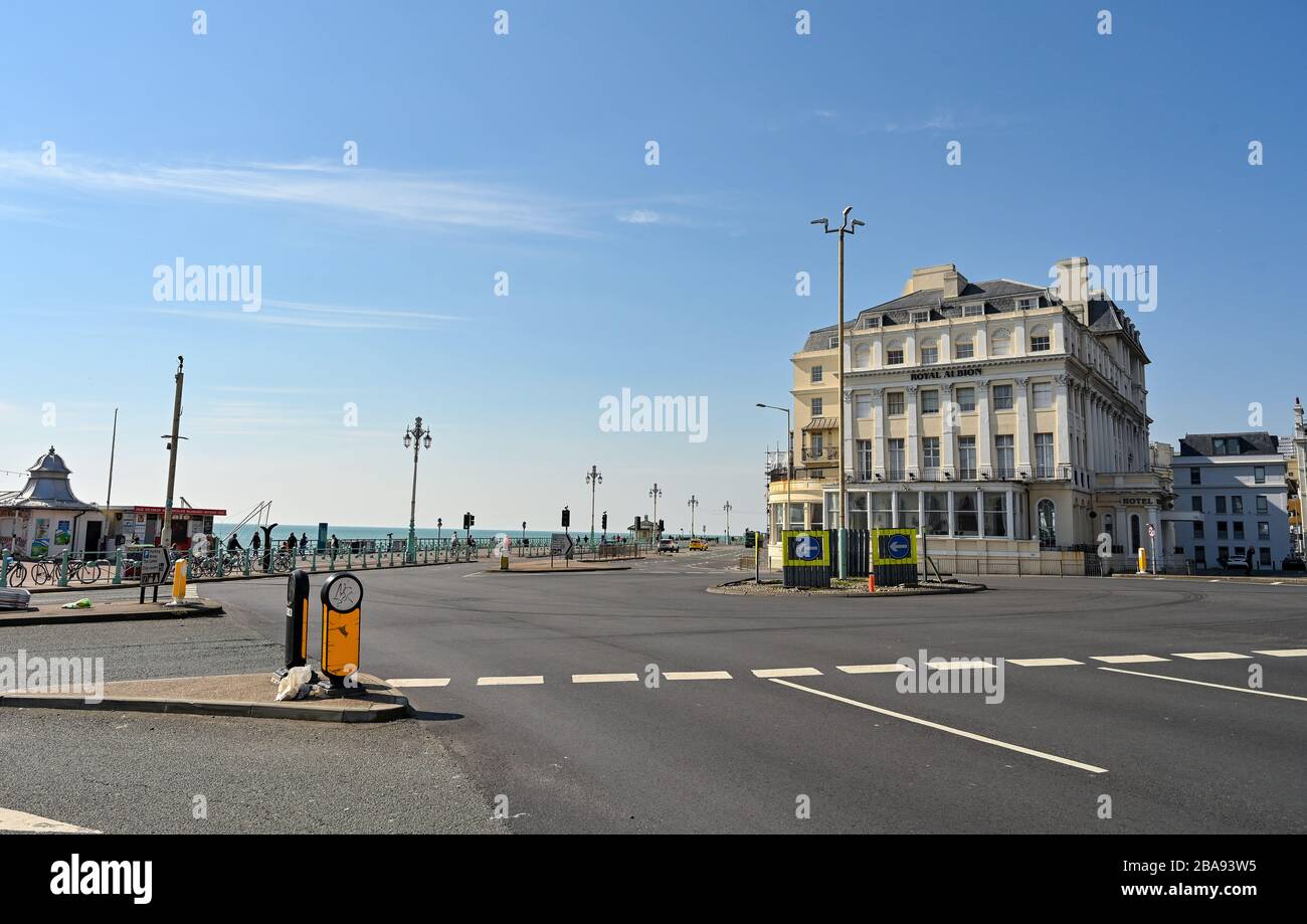 Brighton Royaume-Uni 26 mars 2020 - Brighton Seafront est presque dépourvu de trafic le troisième jour des gouvernements ont verrouillé des restrictions pendant la crise pandémique de Coronavirus COVID-19 . Crédit: Simon Dack / Alay Live News Banque D'Images